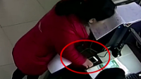 女子派出所办事顺走民警手机迅雷下载